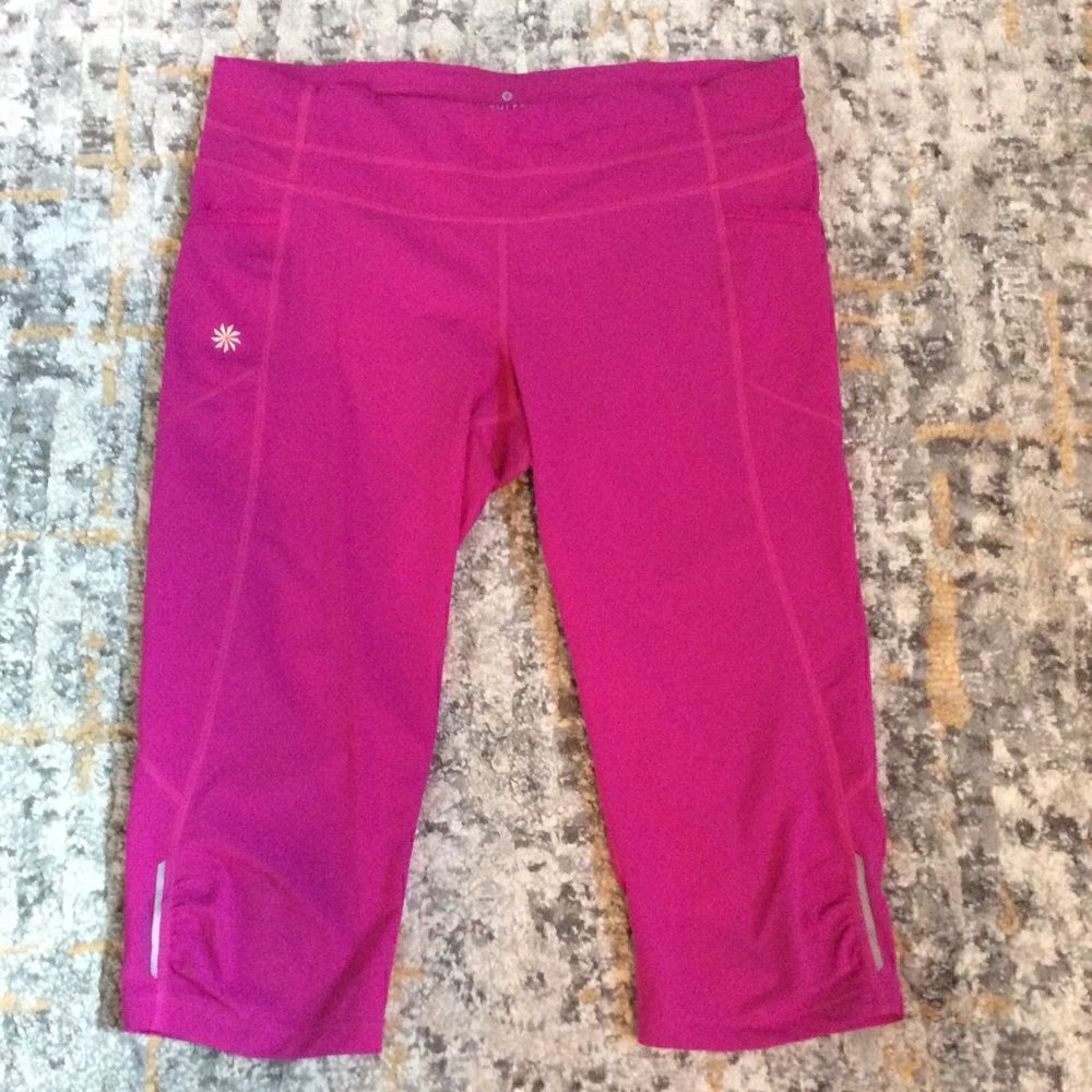 ATHLETA DOBBY BE FREE REFLECTIVE CAPRI LEGGINGS! M